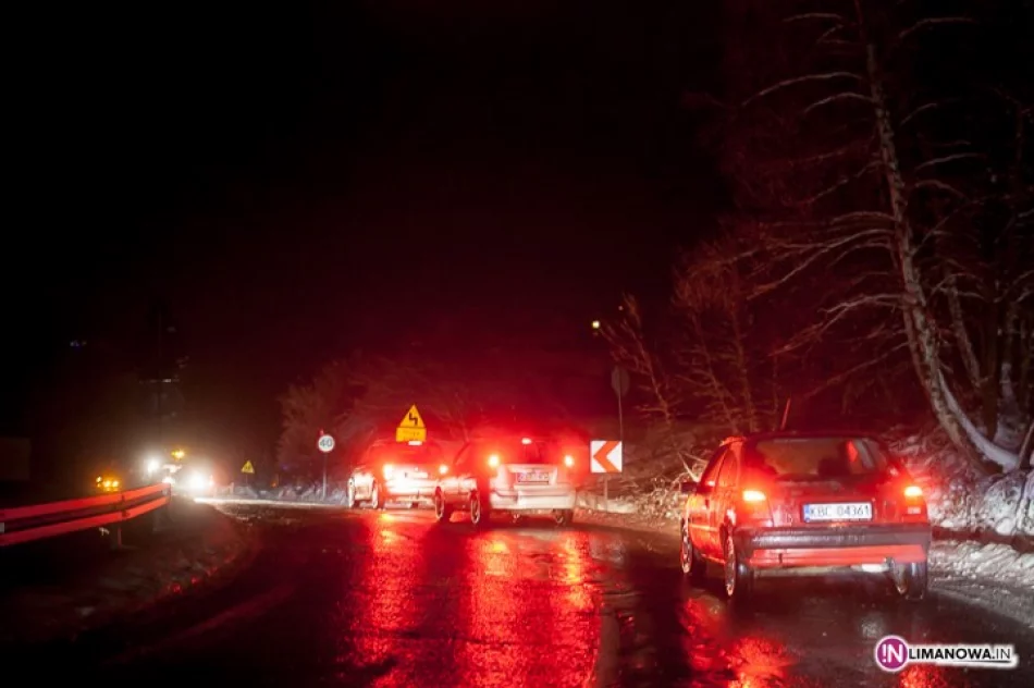 Lód na drodze. Samochody stanęły - zdjęcie 3