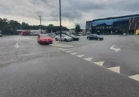 Na pustym parkingu zaparkował "po swojemu" - zdjęcie główne