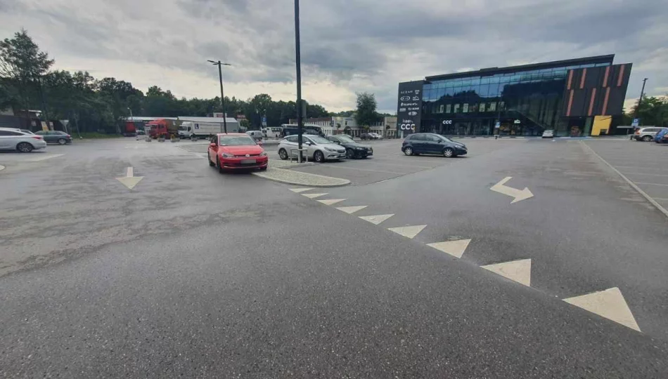 Na pustym parkingu zaparkował "po swojemu" - zdjęcie 1