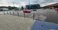 Na pustym parkingu zaparkował "po swojemu" - zdjęcie 2