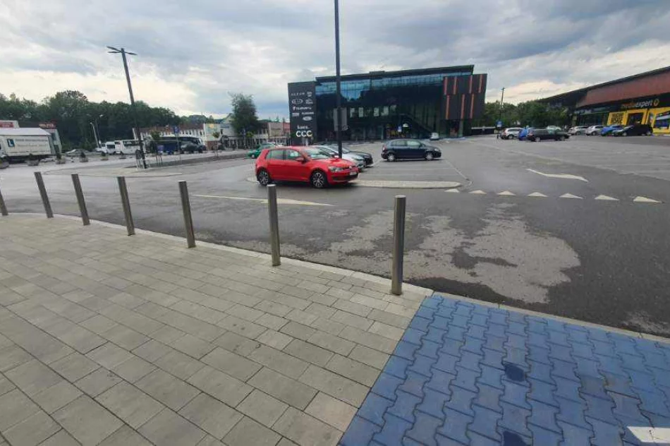Na pustym parkingu zaparkował "po swojemu" - zdjęcie 2