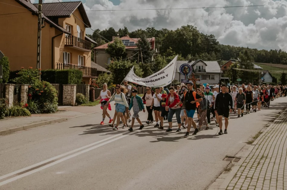 Wierni z Mszany Dolnej w drodze na Jasną Górę - zdjęcie 14