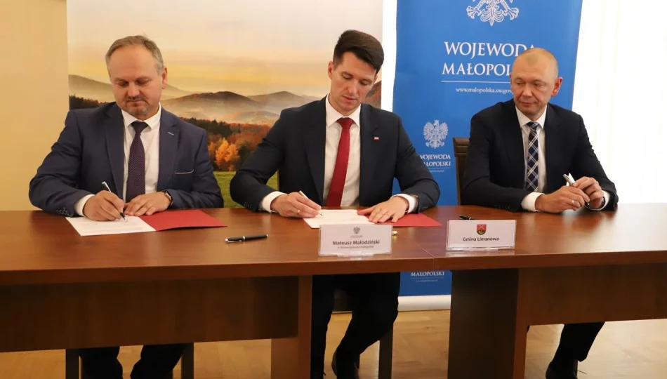 Podpisanie umów na remont dróg w Męcinie i Starej Wsi - zdjęcie 1
