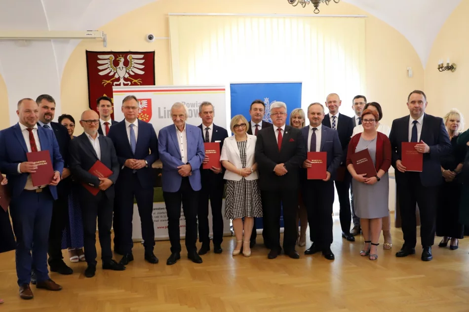 Podpisanie umów na remont dróg w Męcinie i Starej Wsi - zdjęcie 2