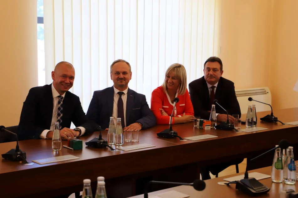 Podpisanie umów na remont dróg w Męcinie i Starej Wsi - zdjęcie 5