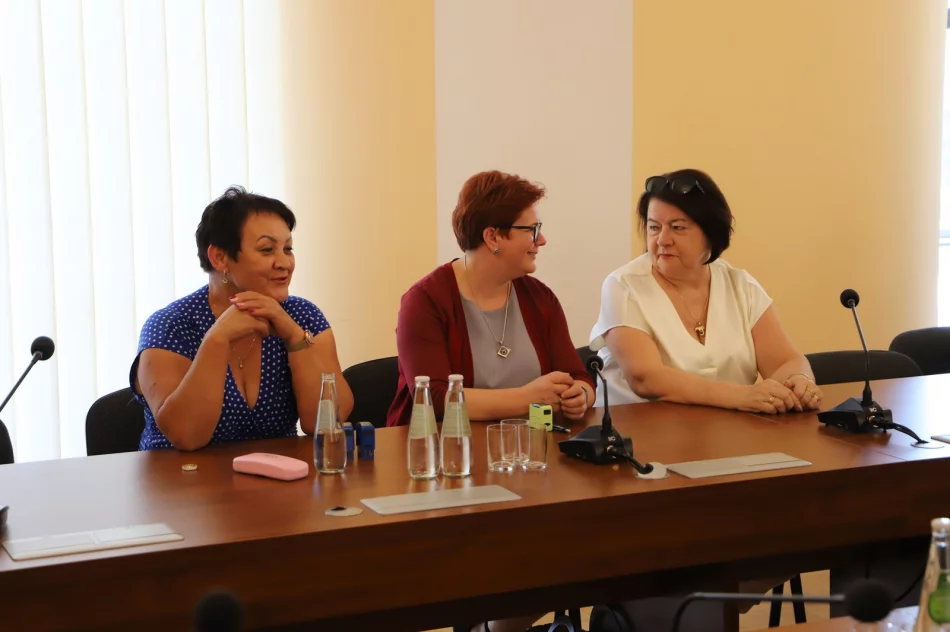 Podpisanie umów na remont dróg w Męcinie i Starej Wsi - zdjęcie 6