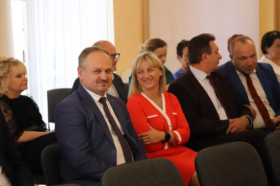 Podpisanie umów na remont dróg w Męcinie i Starej Wsi - zdjęcie 7