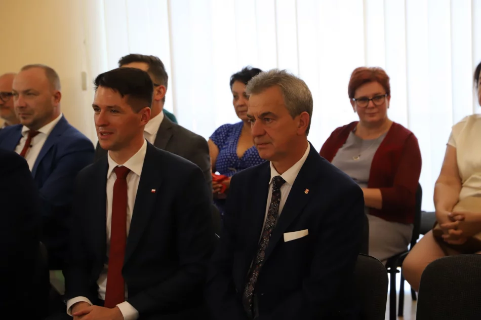 Podpisanie umów na remont dróg w Męcinie i Starej Wsi - zdjęcie 9