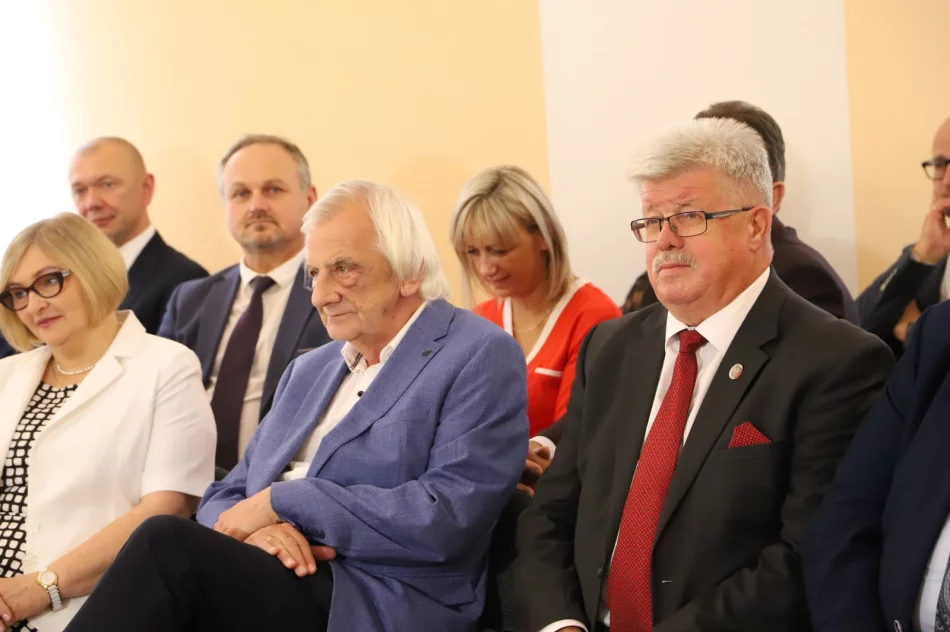 Podpisanie umów na remont dróg w Męcinie i Starej Wsi - zdjęcie 10