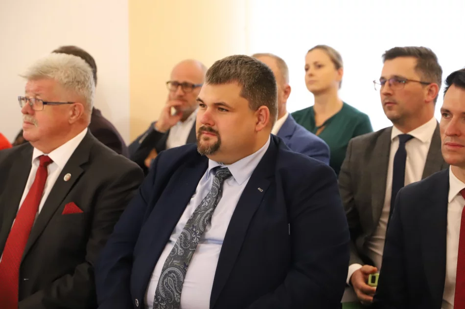 Podpisanie umów na remont dróg w Męcinie i Starej Wsi - zdjęcie 11