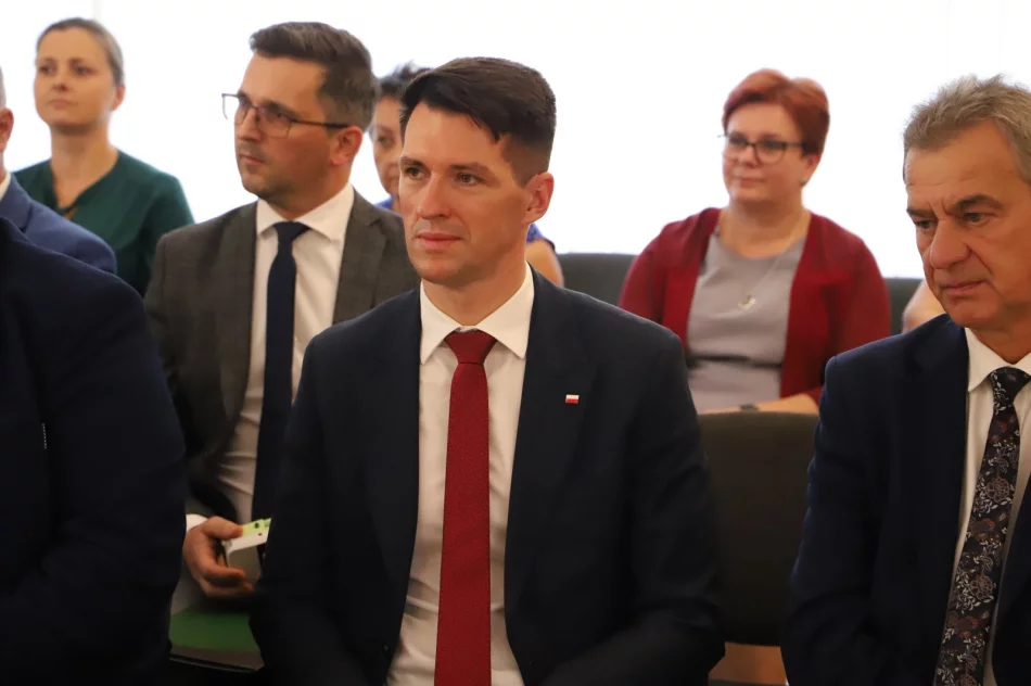 Podpisanie umów na remont dróg w Męcinie i Starej Wsi - zdjęcie 13