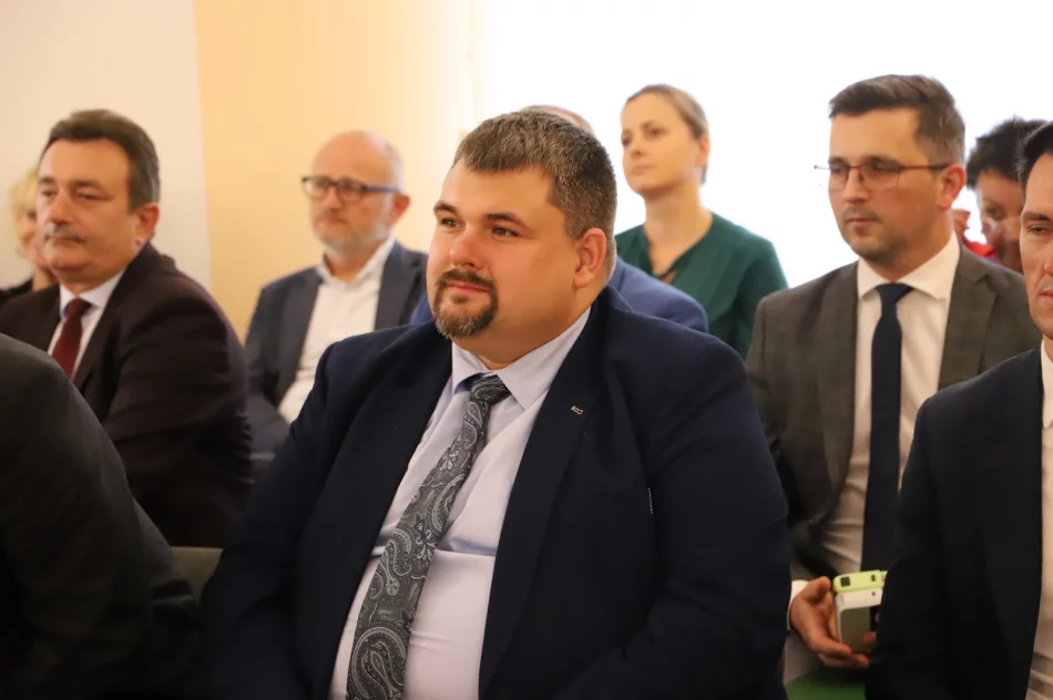 Podpisanie umów na remont dróg w Męcinie i Starej Wsi - zdjęcie 14