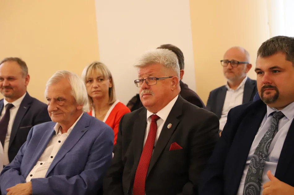 Podpisanie umów na remont dróg w Męcinie i Starej Wsi - zdjęcie 15
