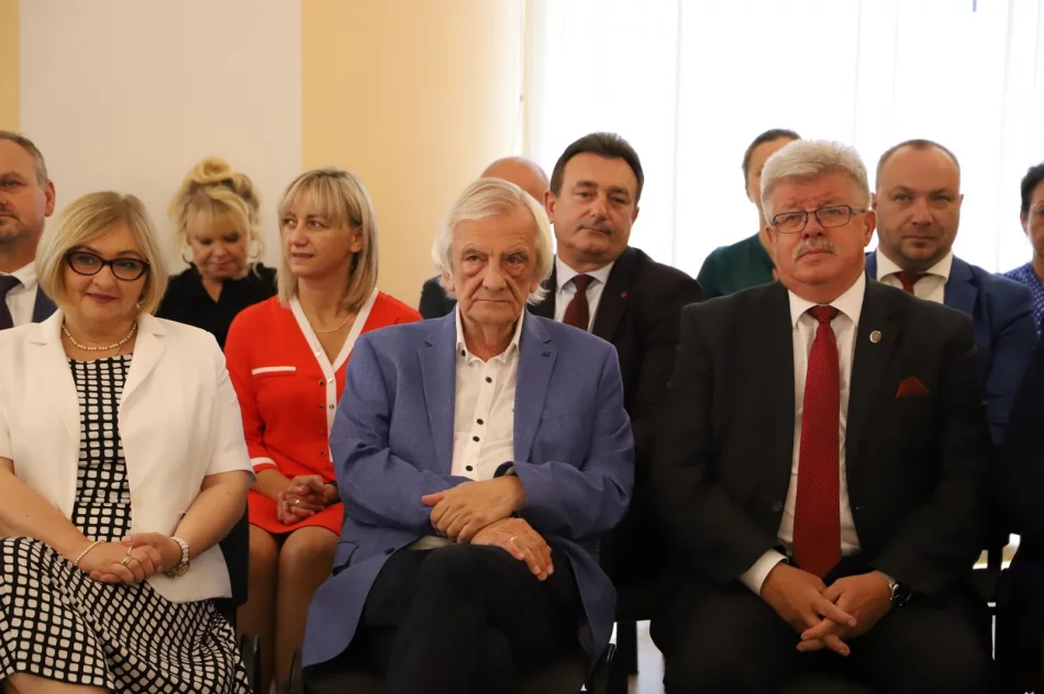 Podpisanie umów na remont dróg w Męcinie i Starej Wsi - zdjęcie 16