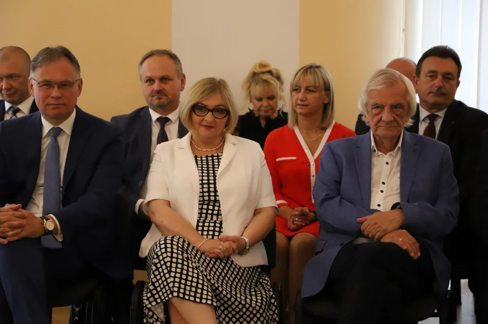 Podpisanie umów na remont dróg w Męcinie i Starej Wsi - zdjęcie 17