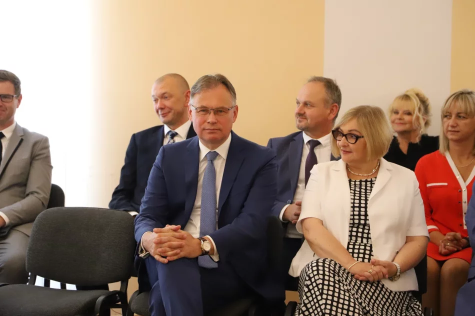 Podpisanie umów na remont dróg w Męcinie i Starej Wsi - zdjęcie 18