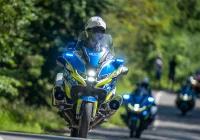 Policjant na motocyklu zderzył się z autem osobowym - zdjęcie główne