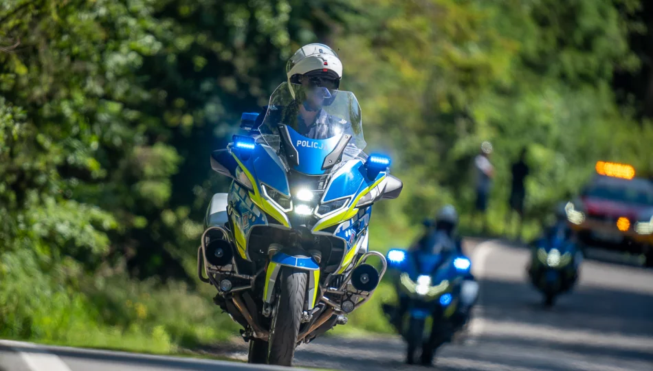 Policjant na motocyklu zderzył się z autem osobowym - zdjęcie 1