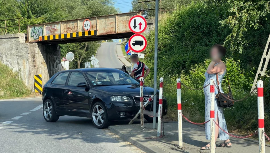 47-latka zignorowała znak “stop”, auto uderzyło w barierki - zdjęcie 1