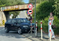47-latka zignorowała znak “stop”, auto uderzyło w barierki - zdjęcie główne