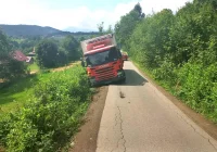 Ciężarówka utknęła i blokuje drogę - zdjęcie główne