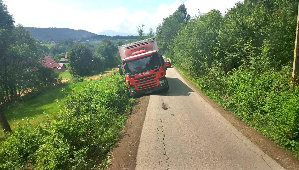 Ciężarówka utknęła i blokuje drogę - zdjęcie 1
