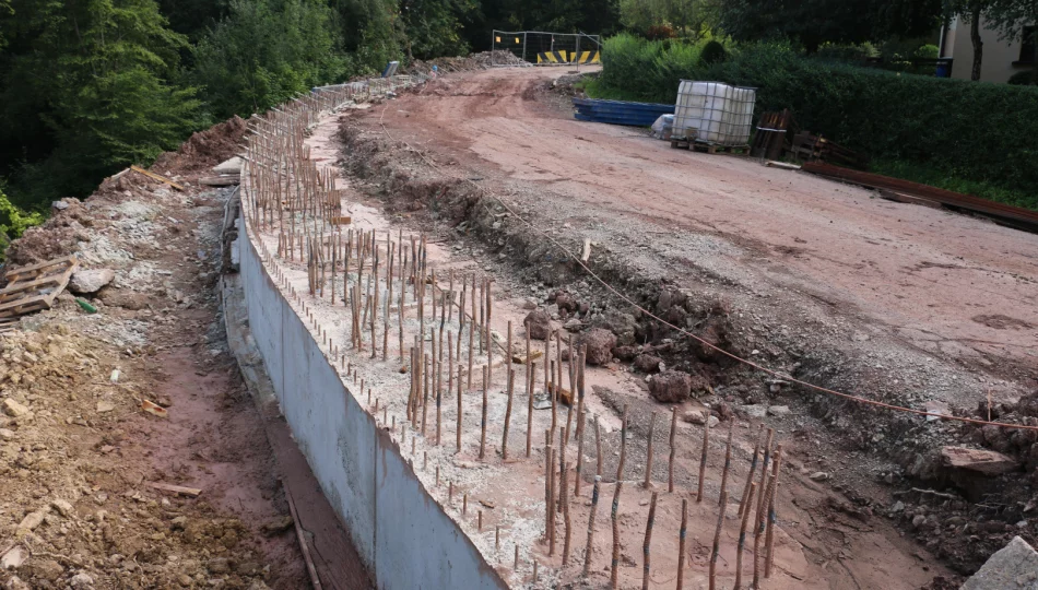 Postępują prace nad stabilizacją osuwiska przy ul. Paderewskiego - zdjęcie 1