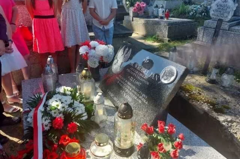 Uroczystość patriotyczna przy grobie porucznika Jana Wróbla - zdjęcie 3