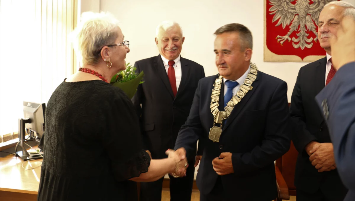 Podziękowania dla dyrektorów placówek oświatowych podczas sesji Rady Miasta