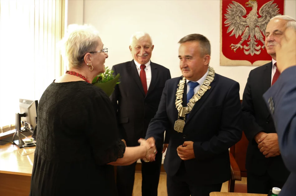 Podziękowania dla dyrektorów placówek oświatowych podczas sesji Rady Miasta - zdjęcie 2