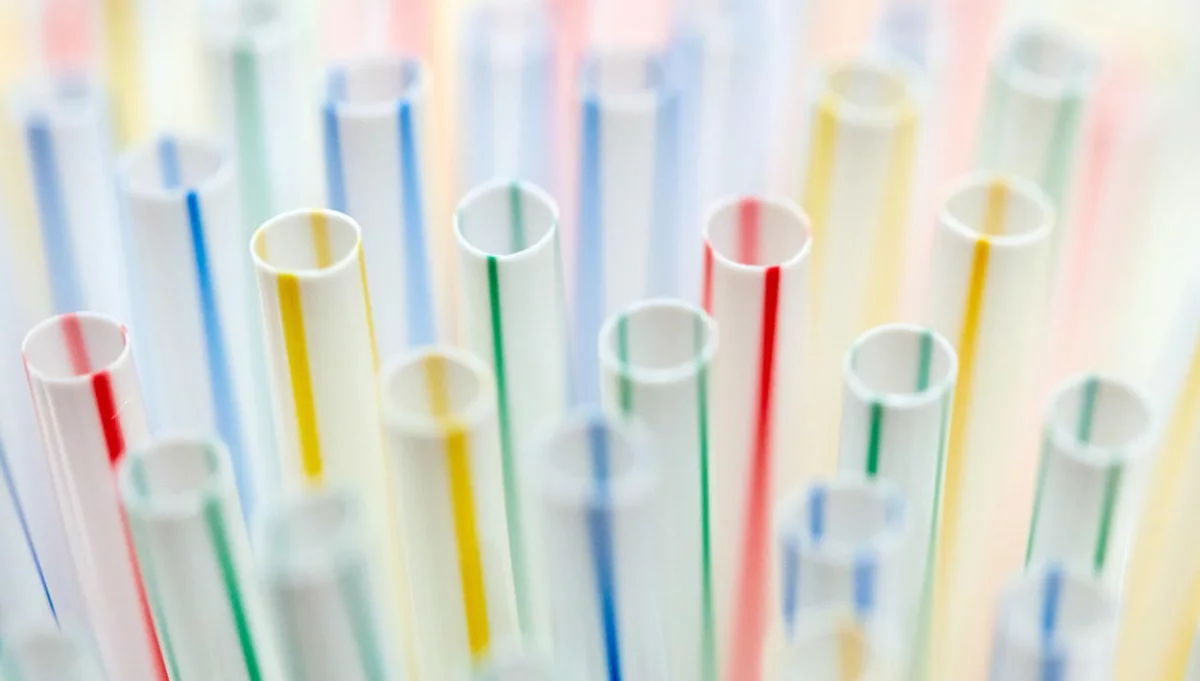 Papierowe słomki mogą szkodzić ludziom? Mają "wieczne chemikalia". Plastik lepszy?