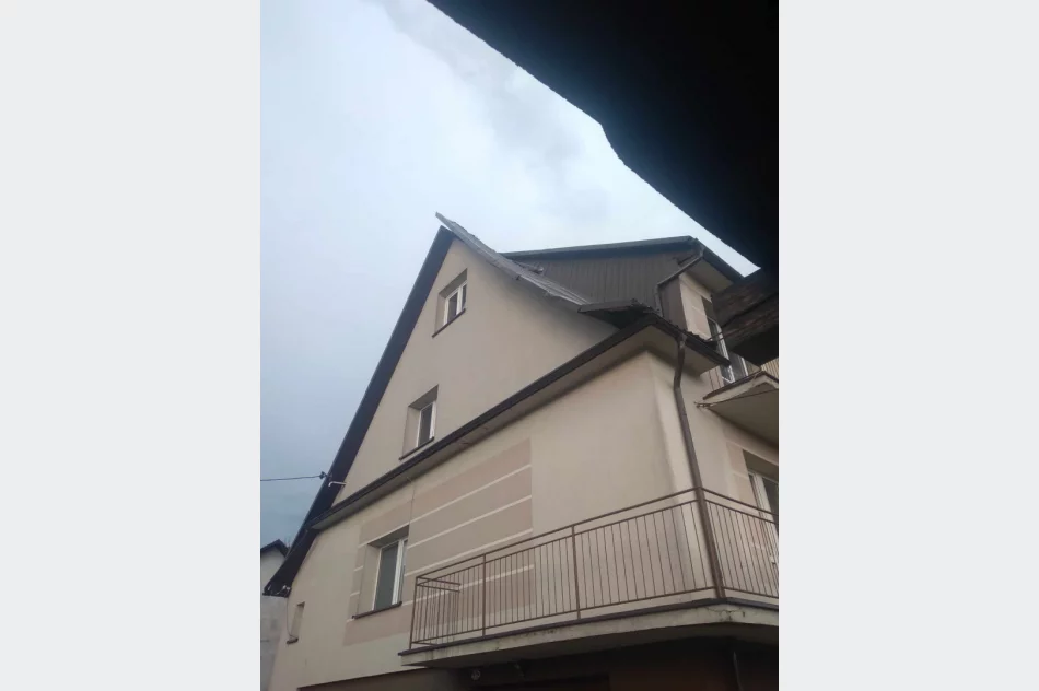 Uszkodzone dachy i powalone drzewa. Awarie prądu. Blisko 100 zdarzeń - zdjęcie 2