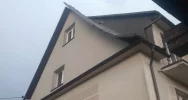 Uszkodzone dachy i powalone drzewa. Awarie prądu. Blisko 100 zdarzeń - zdjęcie 2