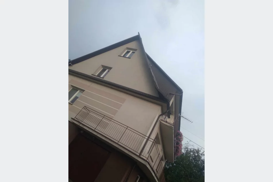 Uszkodzone dachy i powalone drzewa. Awarie prądu. Blisko 100 zdarzeń - zdjęcie 3