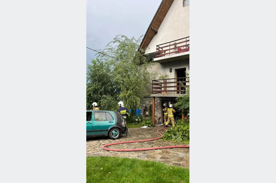 Uszkodzone dachy i powalone drzewa. Awarie prądu. Blisko 100 zdarzeń - zdjęcie 8
