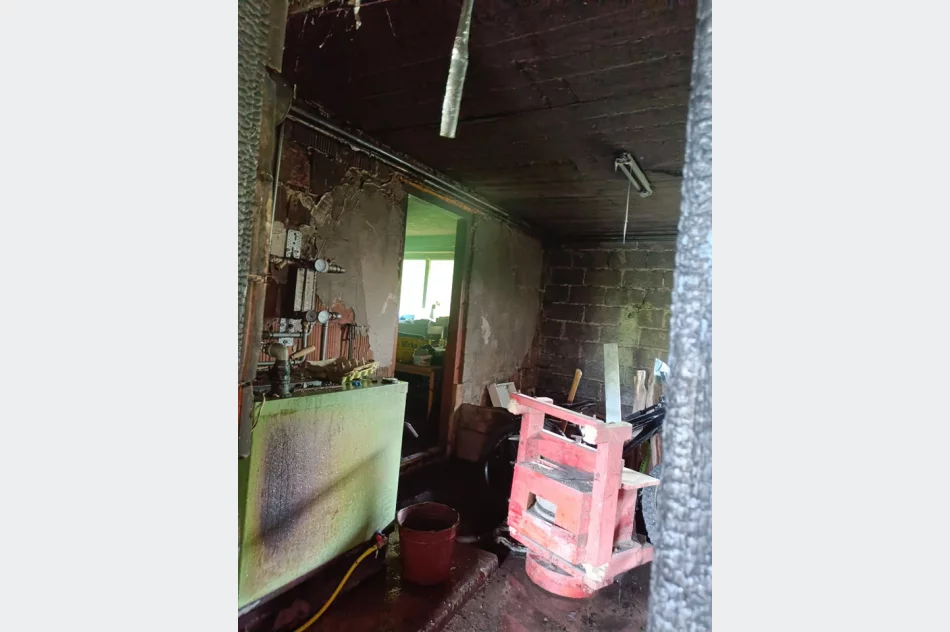 Uszkodzone dachy i powalone drzewa. Awarie prądu. Blisko 100 zdarzeń - zdjęcie 10