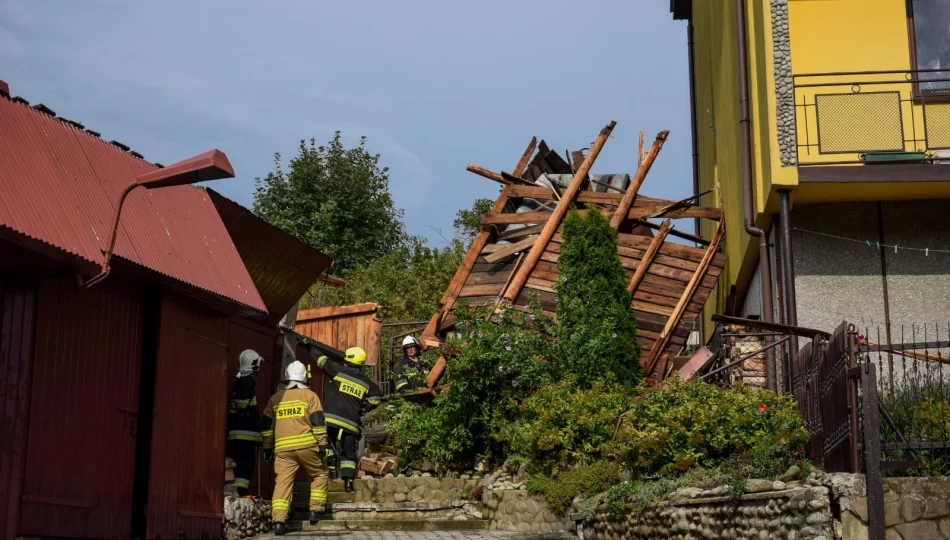 Uszkodzone dachy i powalone drzewa. Awarie prądu. Blisko 100 zdarzeń - zdjęcie 1