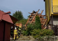 Uszkodzone dachy i powalone drzewa. Awarie prądu. Blisko 100 zdarzeń - zdjęcie główne