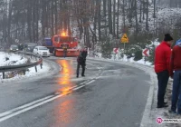Ślisko na drodze - samochody w rowach - zdjęcie główne
