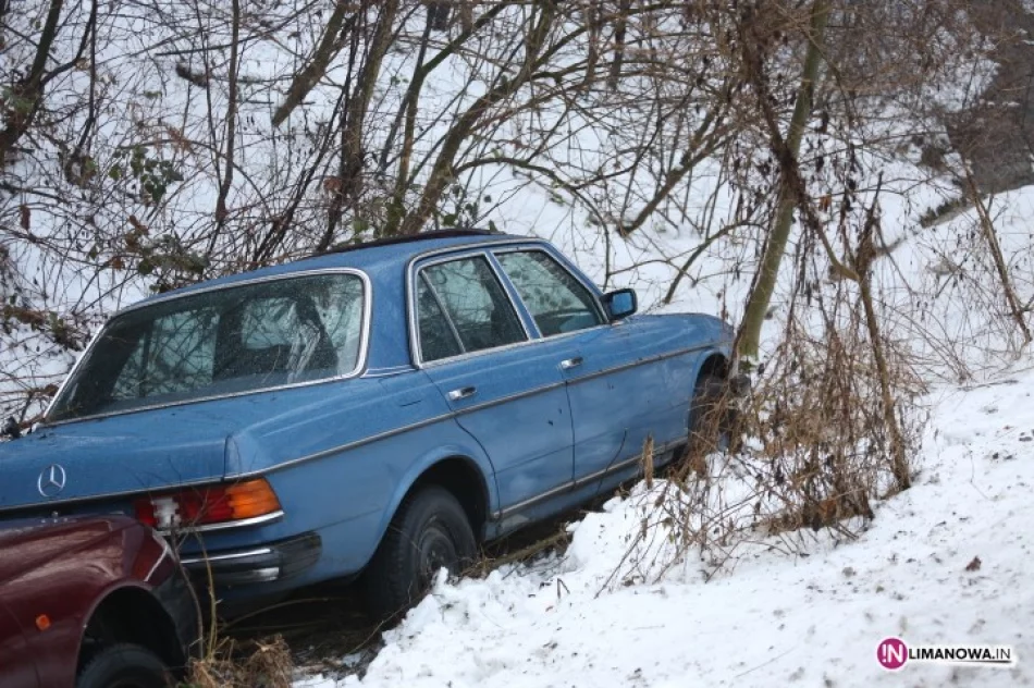 Ślisko na drodze - samochody w rowach - zdjęcie 2