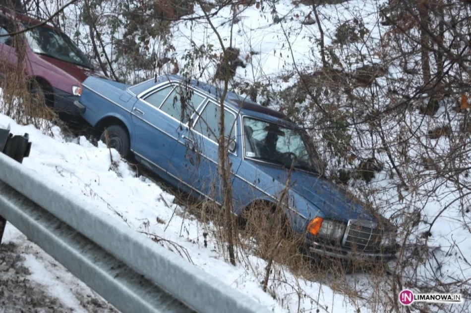 Ślisko na drodze - samochody w rowach - zdjęcie 4