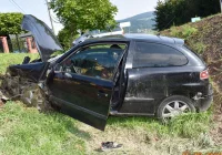 Samochód w rowie, dwie osoby w szpitalu - zdjęcie główne