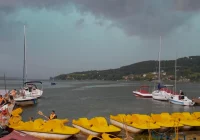 Szkwał na Jeziorze Rożnowskim wywrócił dziewięć żaglówek - zdjęcie główne