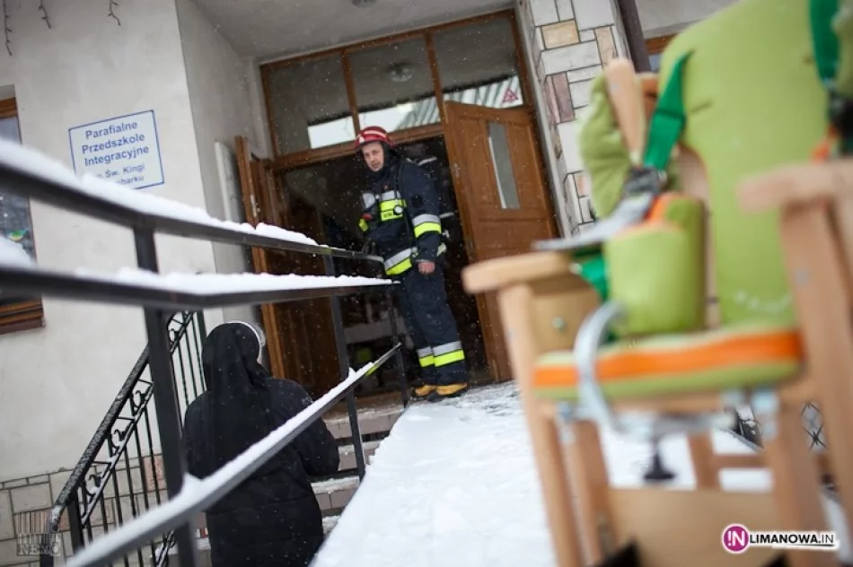 Dym i ewakuacja dzieci z przedszkola - zdjęcie 3