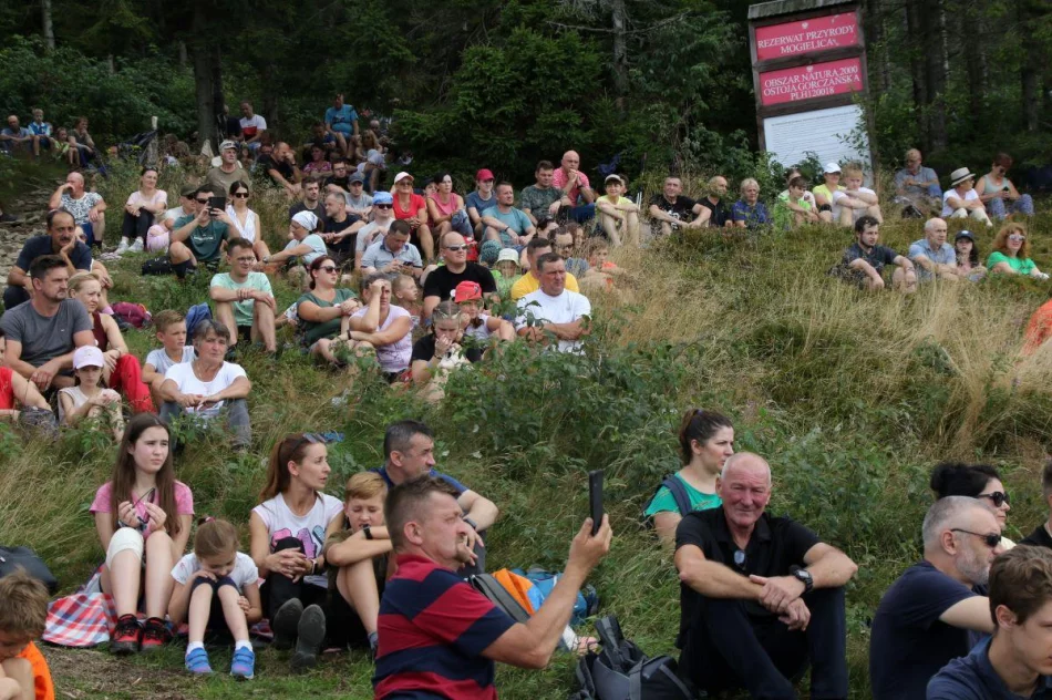 O samotnym wędrowaniu nie było mowy - tłumy turystów na Mogielicy - zdjęcie 14