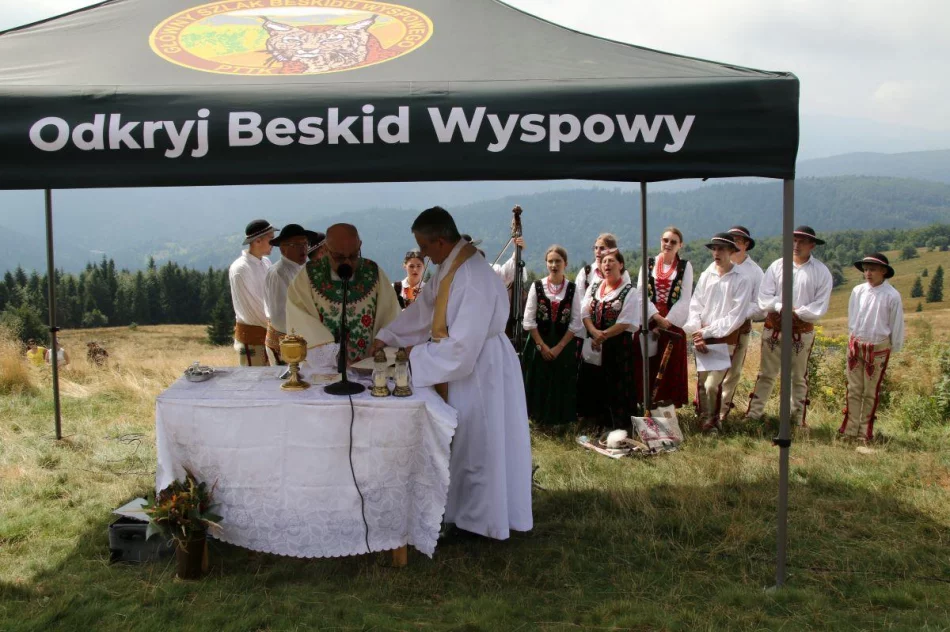 O samotnym wędrowaniu nie było mowy - tłumy turystów na Mogielicy - zdjęcie 20