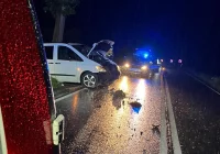Mercedes w przydrożnym rowie - zdjęcie główne