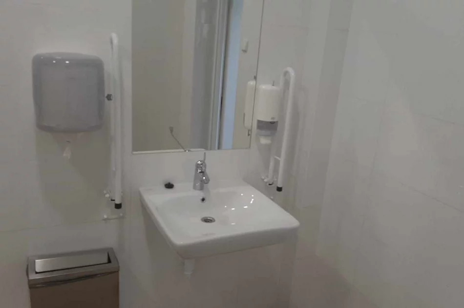 Likwidacja barier architektonicznych w Szkole Podstawowej w Pisarzowej - zdjęcie 4