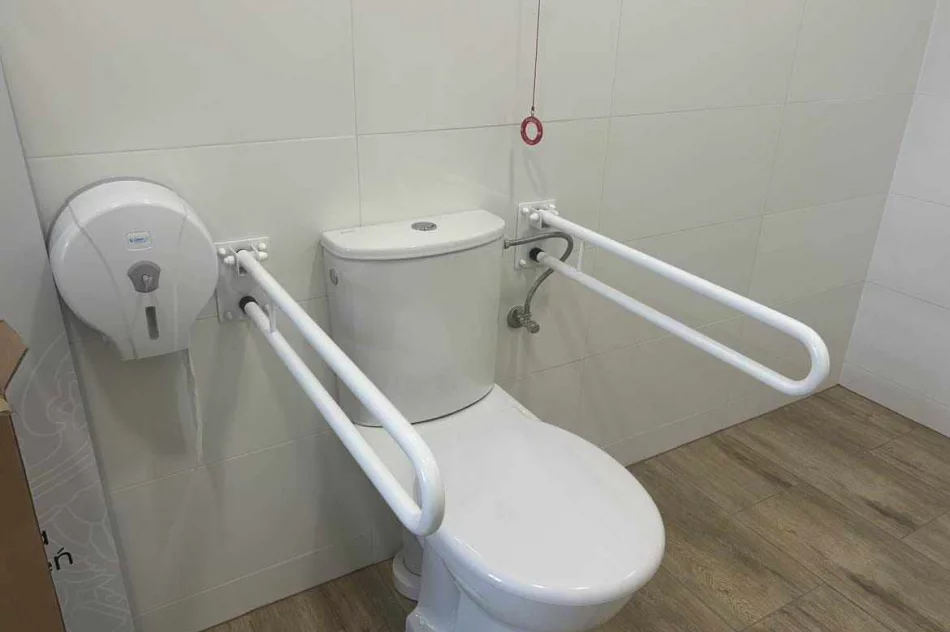 Likwidacja barier architektonicznych w Szkole Podstawowej w Pisarzowej - zdjęcie 6