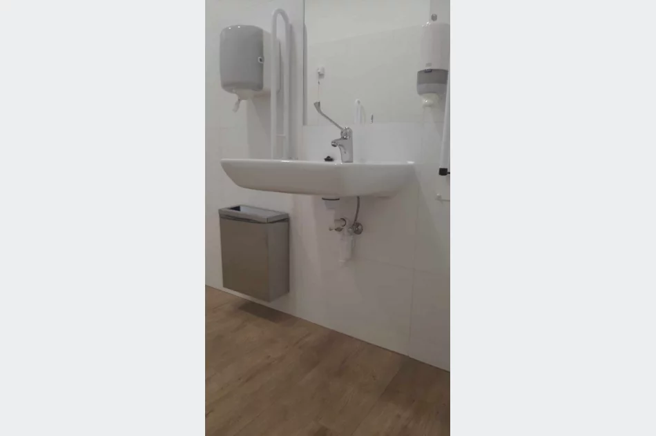 Likwidacja barier architektonicznych w Szkole Podstawowej w Pisarzowej - zdjęcie 11